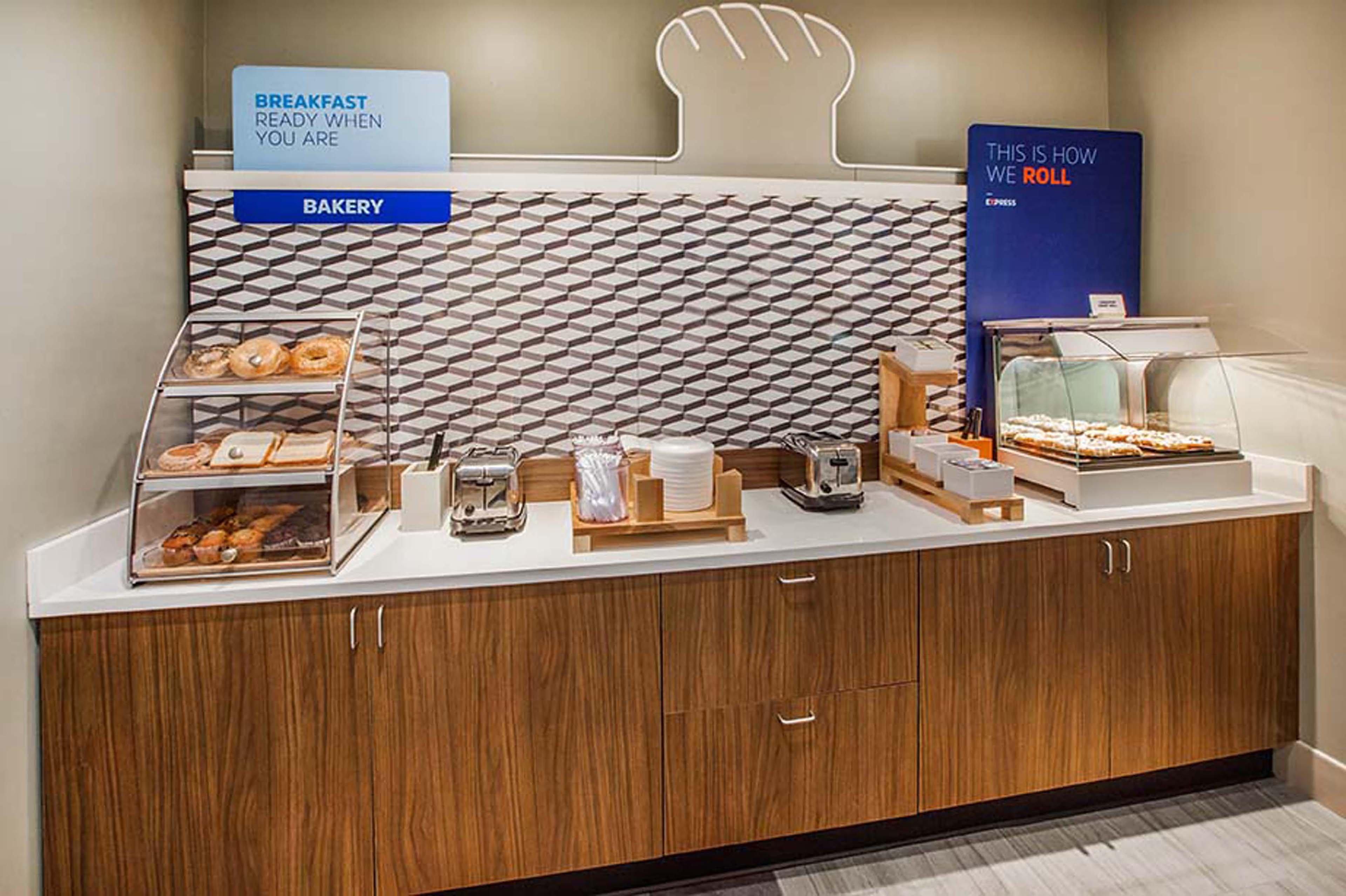 Holiday Inn Express & Suites By Ihg Altoona By Ihg Екстериор снимка