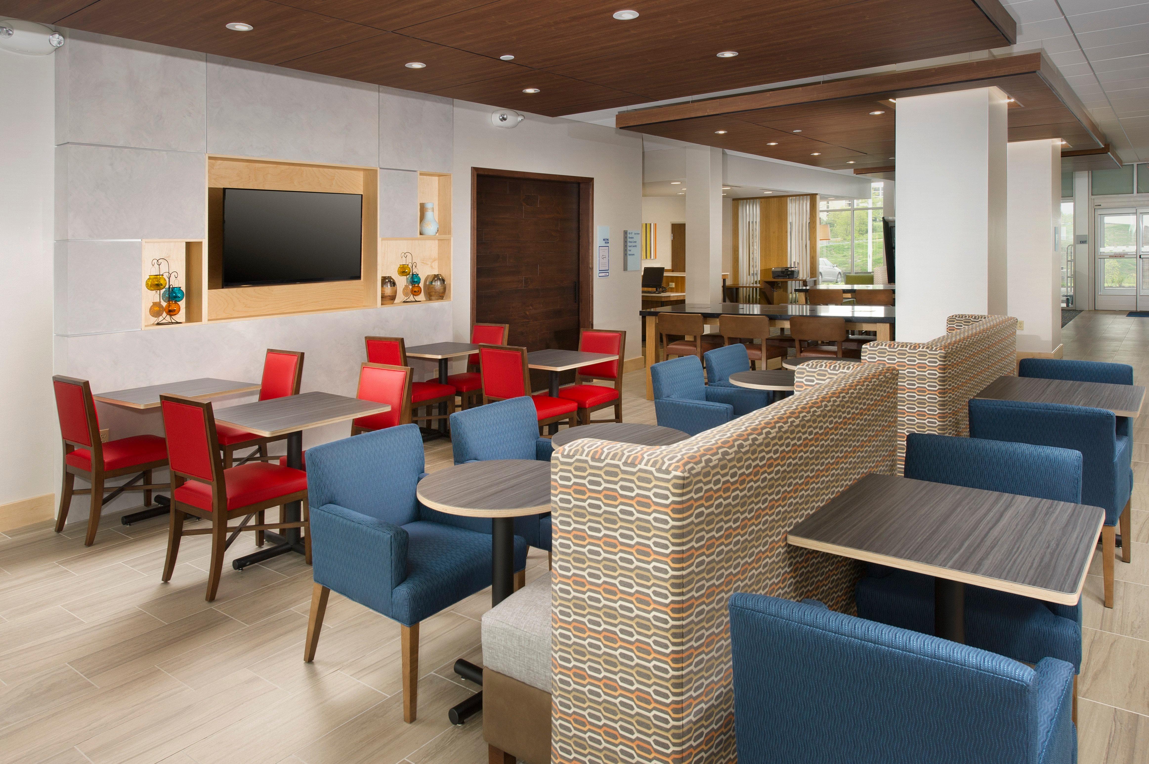 Holiday Inn Express & Suites By Ihg Altoona By Ihg Екстериор снимка