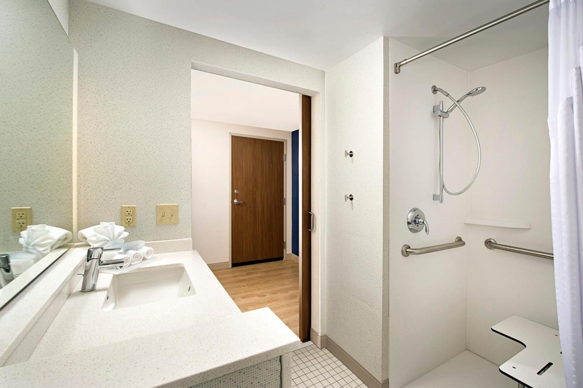 Holiday Inn Express & Suites By Ihg Altoona By Ihg Екстериор снимка