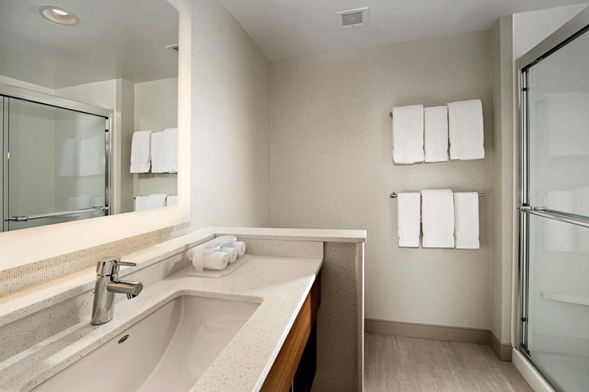 Holiday Inn Express & Suites By Ihg Altoona By Ihg Екстериор снимка